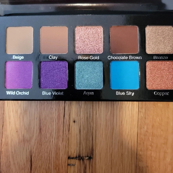 Violet Voss, Chella, & Eloise eye shadow palette - Picture 3 of 5